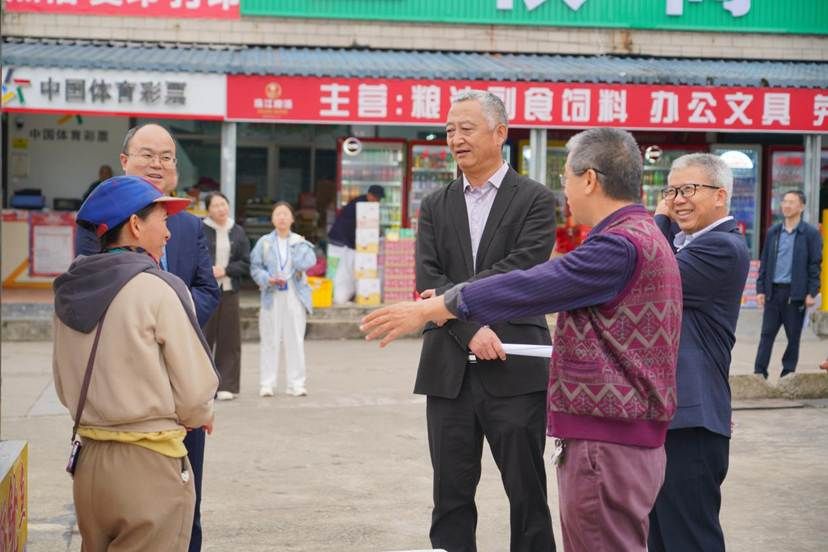3月4日至5日,校党委书记李湖前往儋州校区调研。李湖一行调研农贸市场。王杰 摄
