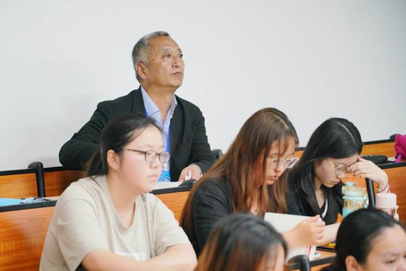 3月4日至5日,校党委书记李湖前往儋州校区调研。李湖一行在2201教室随堂听课。王杰 摄
