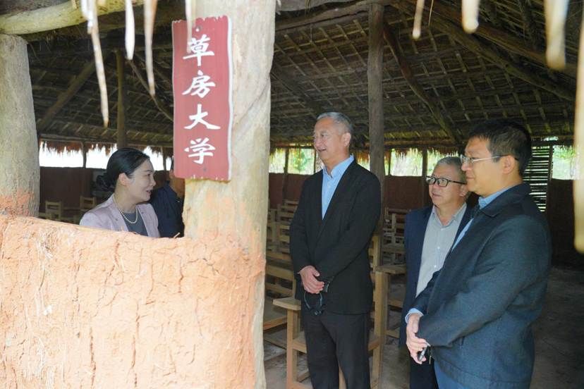 3月4日至5日,校党委书记李湖前往儋州校区调研。李湖一行调研海南联昌试验站旧址。王杰 摄