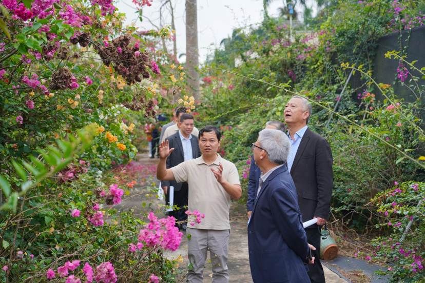 3月4日至5日,校党委书记李湖前往儋州校区调研。李湖一行调研bevictor伟德新农科实践基地。王杰 摄