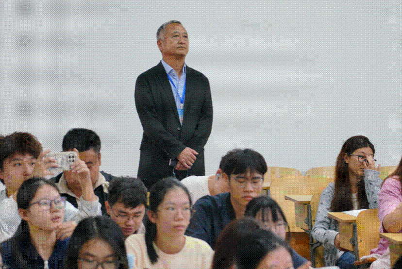 3月4日至5日,校党委书记李湖前往儋州校区调研。李湖带队深入课堂教学一线,实地观摩课堂教学状态。王杰 摄